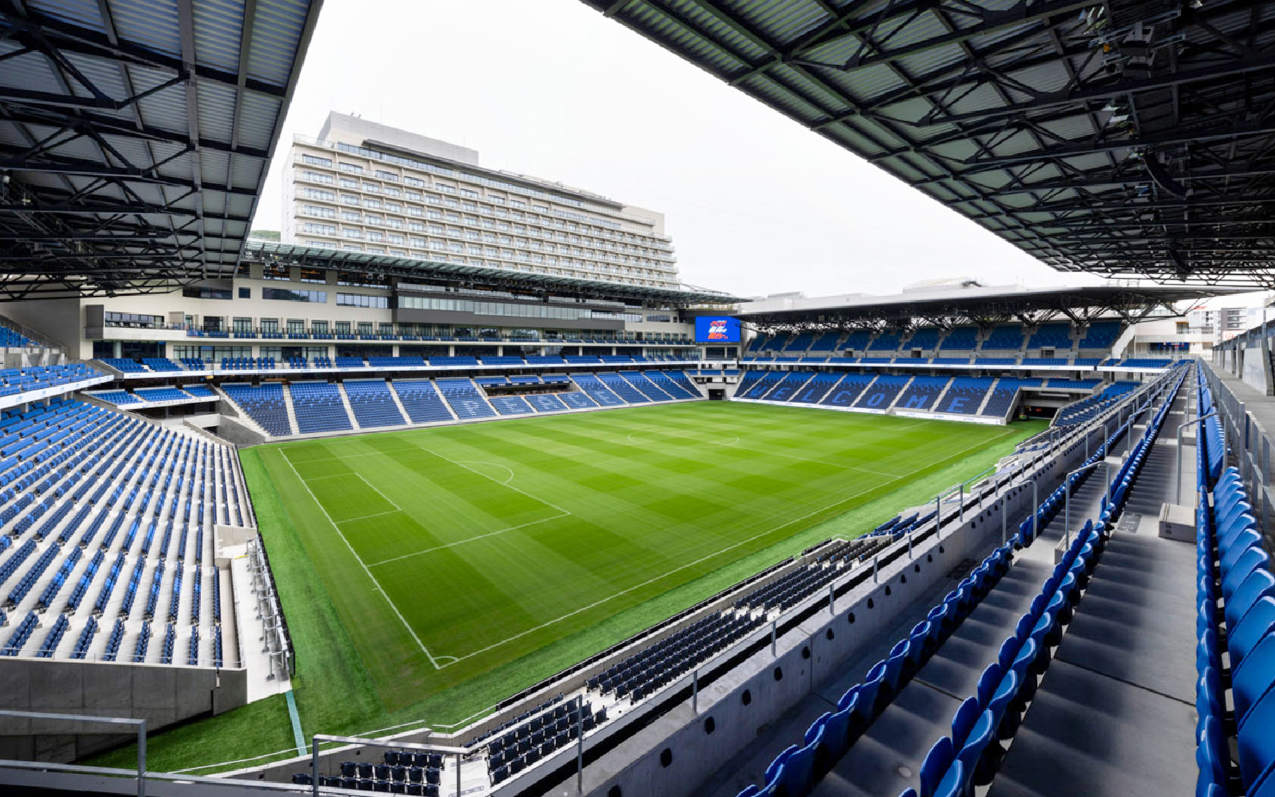 Một hàng ghế sân vận động ngoài trời được thiết kế công thái học, với màu sắc bền đẹp, thể hiện khả năng chịu lực cao, chống tia UV và tối ưu sự thoải mái cho khán giả trong suốt thời gian diễn ra trận đấu.