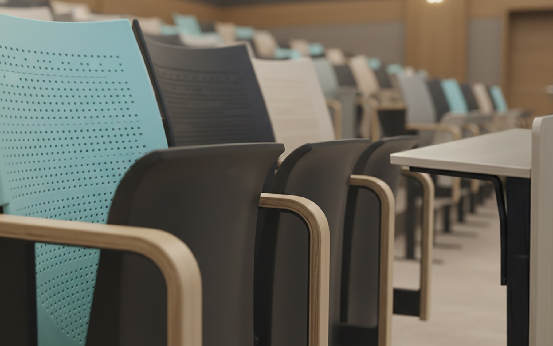 hệ thống khán đài di động được mở ra, thể hiện sự đồng bộ về tiêu chuẩn kỹ thuật, màu sắc thương hiệu và sẵn sàng cho các sự kiện lớn.