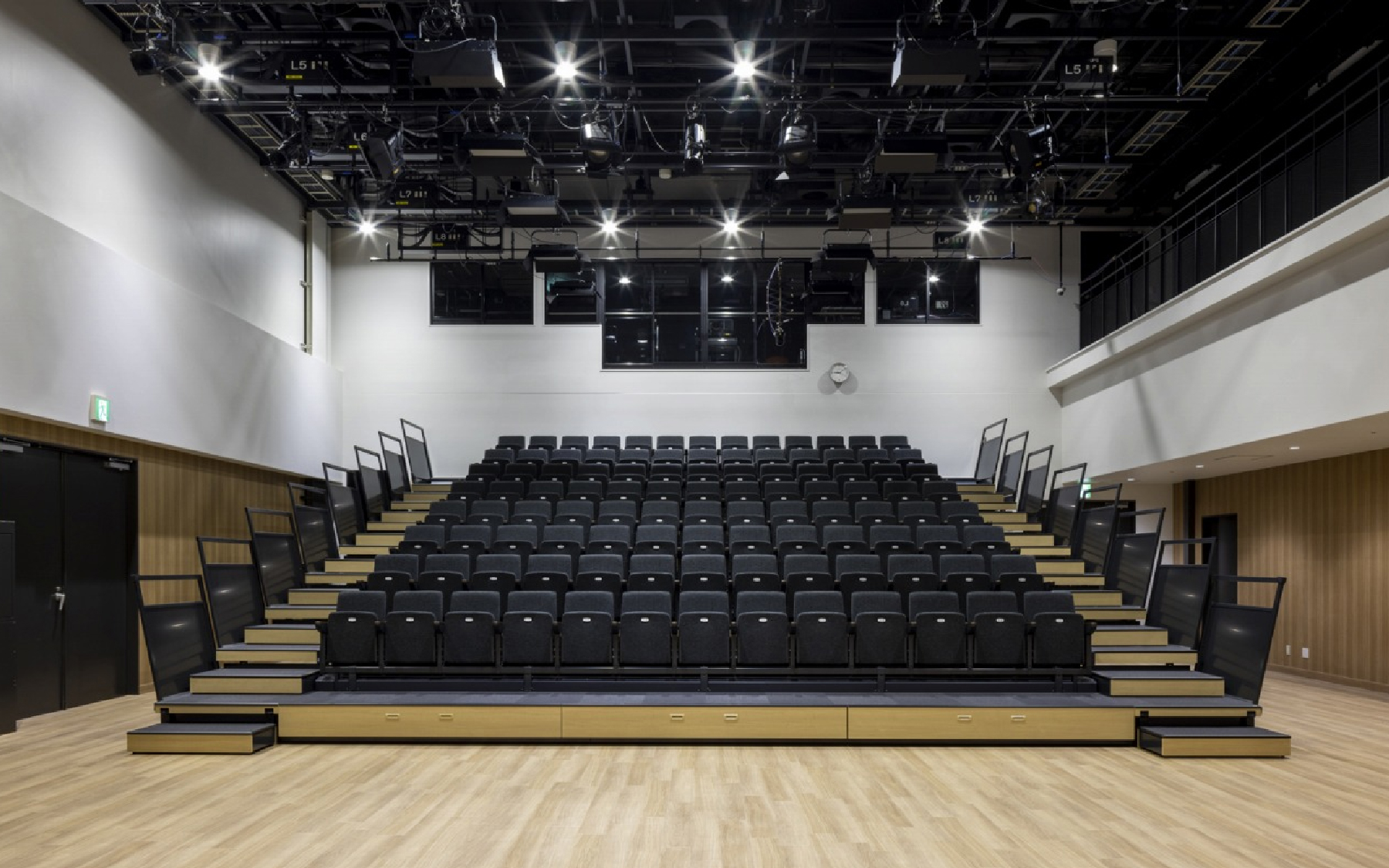 ghế sân vận động đa dạng, bao gồm ghế nhựa cho khu vực đại trà và ghế bọc da có tay vịn cho khu VIP, thể hiện sự linh hoạt trong thiết kế để tối ưu hóa công năng và thẩm mỹ cho từng phân khu.