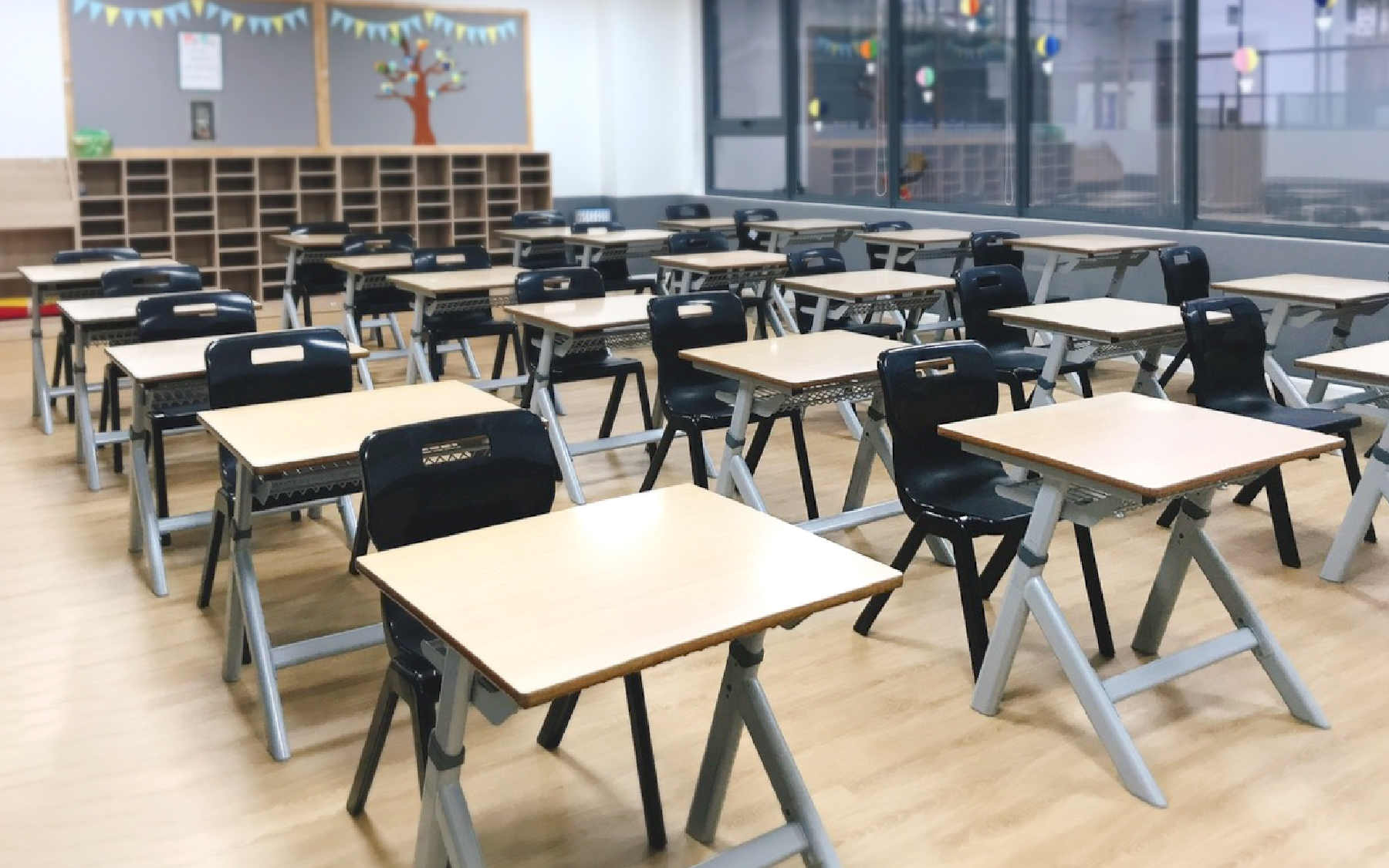 lớp học linh hoạt, công thái học, tượng trưng cho sự đầu tư vào một tương lai giáo dục bền vững và nhân văn.