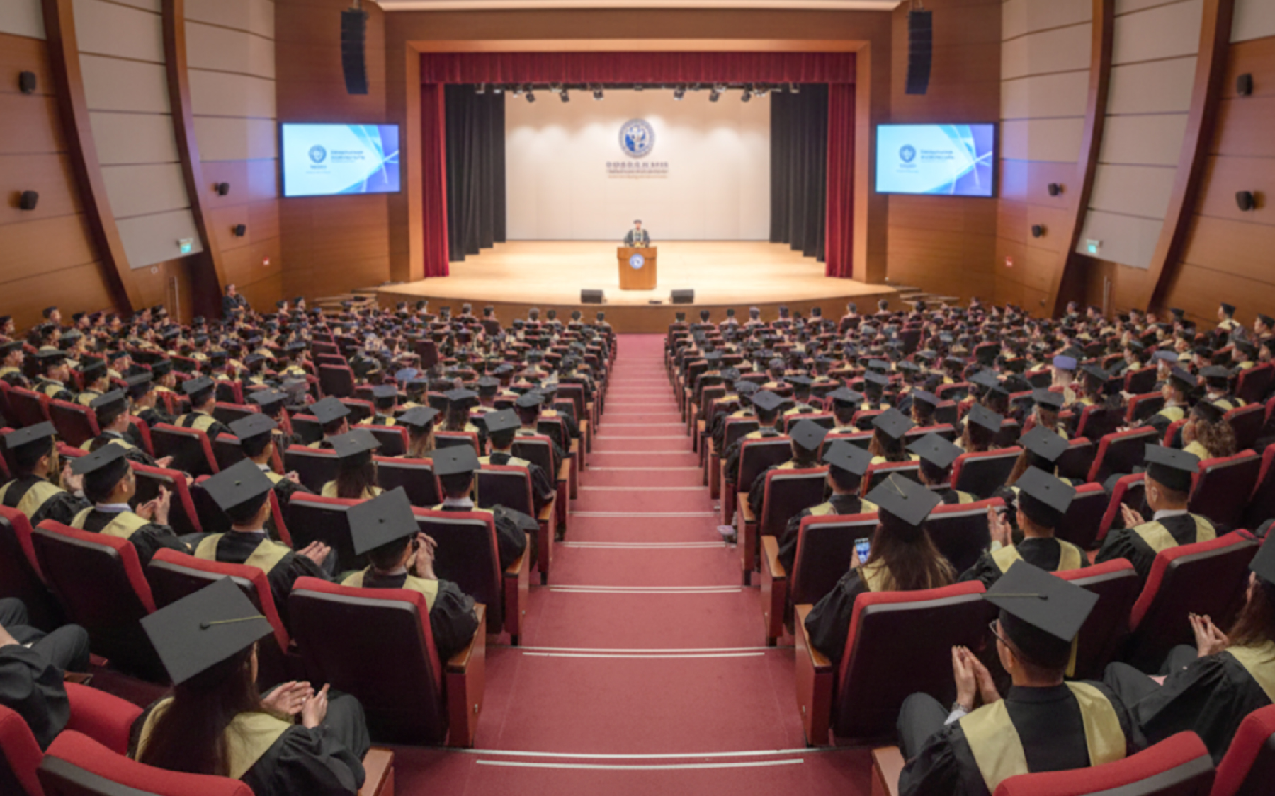 ghế hội trường hiện đại với đa dạng kiểu dáng, màu sắc từ tối giản đến trang trọng, thể hiện khả năng tùy biến cao theo bản sắc và nhận diện thương hiệu của từng trường học.