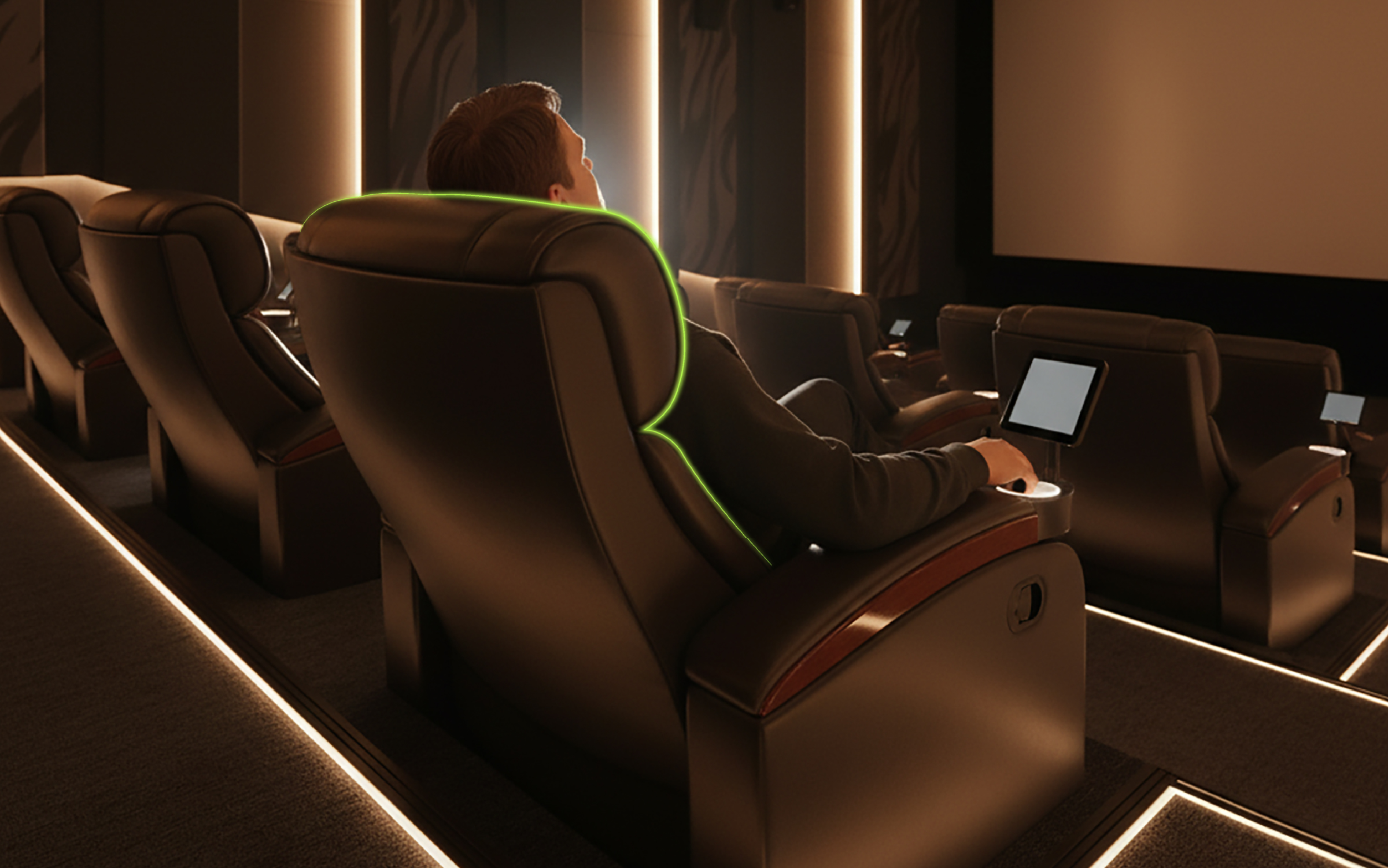 Ghế rạp phim công thái học với lưng ngả 8–10 độ, đường cong ôm sát cột sống và tay vịn vừa tầm, như một “bàn tay vô hình” nâng đỡ cơ thể suốt hành trình cảm xúc.