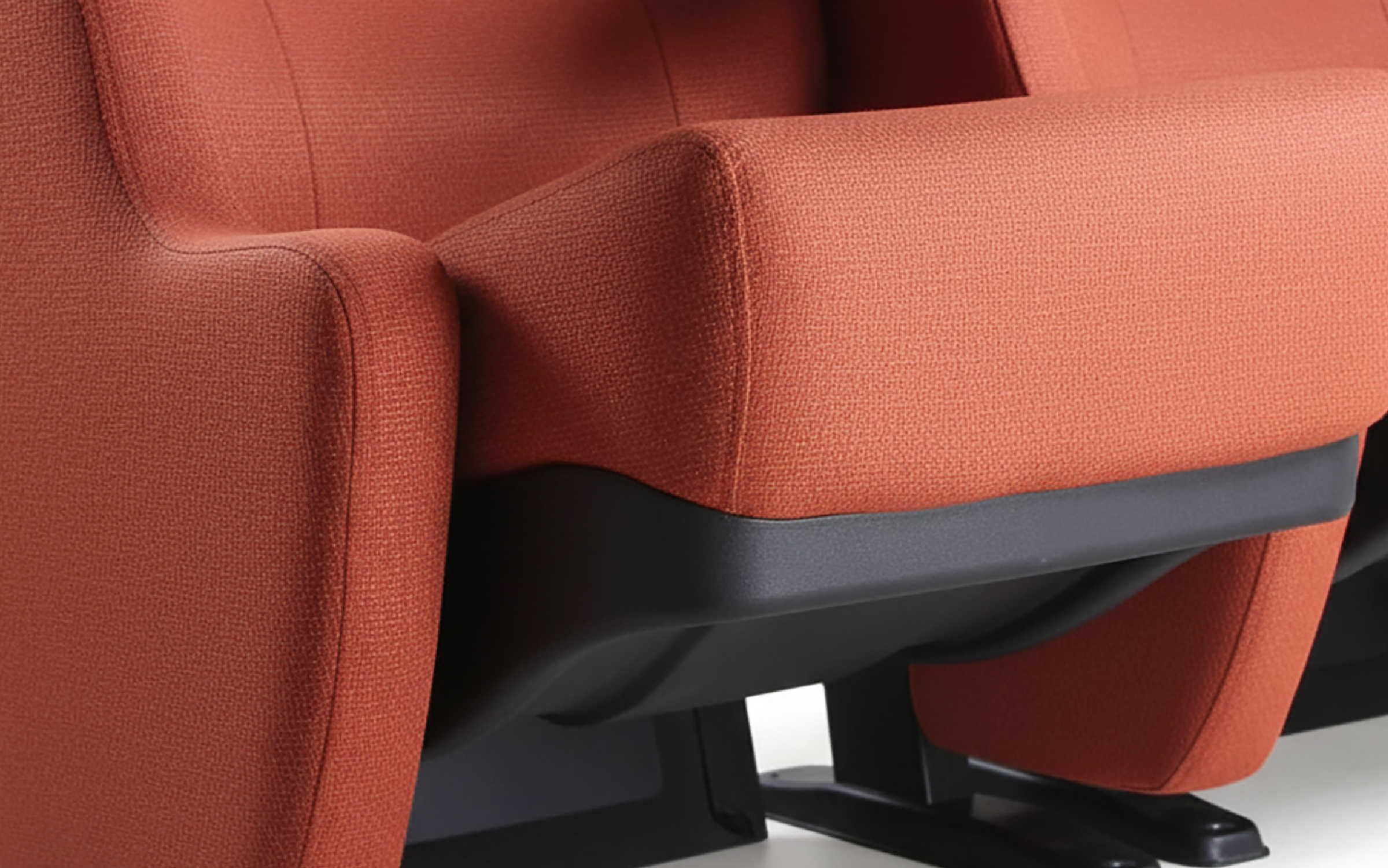 Đệm PU foam mật độ cao giữ form êm ái, bọc vải tiêu âm hoặc da công nghiệp sang trọng, bề mặt phẳng phiu sạch sẽ, vừa đẹp mắt vừa đáp ứng tiêu chuẩn chậm cháy và an toàn cho rạp phim hiện đại.