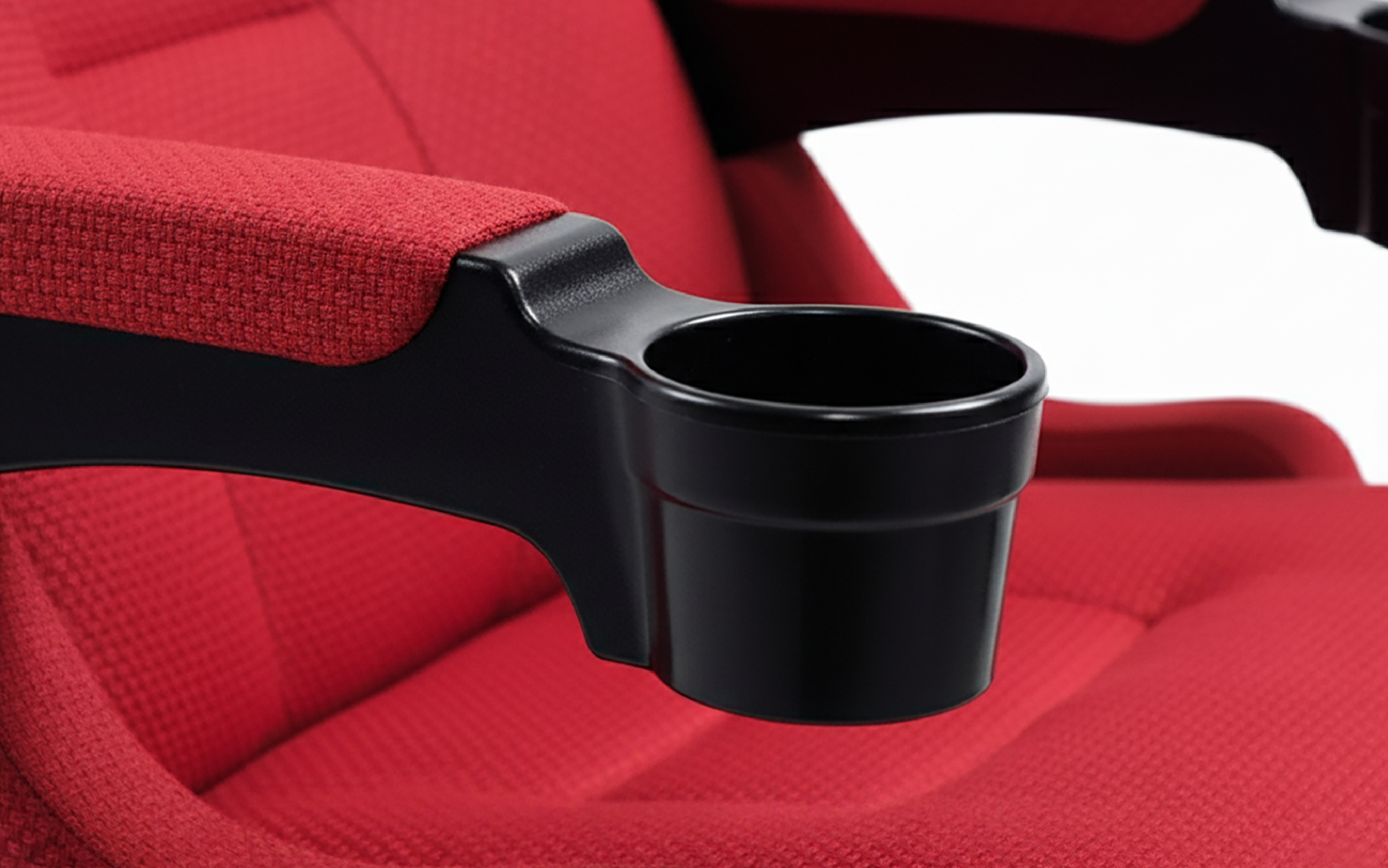 Tay vịn ghế tích hợp khay giữ ly, chỗ để snack, bảng điều khiển và cổng sạc, biến mỗi chỗ ngồi thành một góc giải trí riêng chuẩn rạp phim cao cấp.