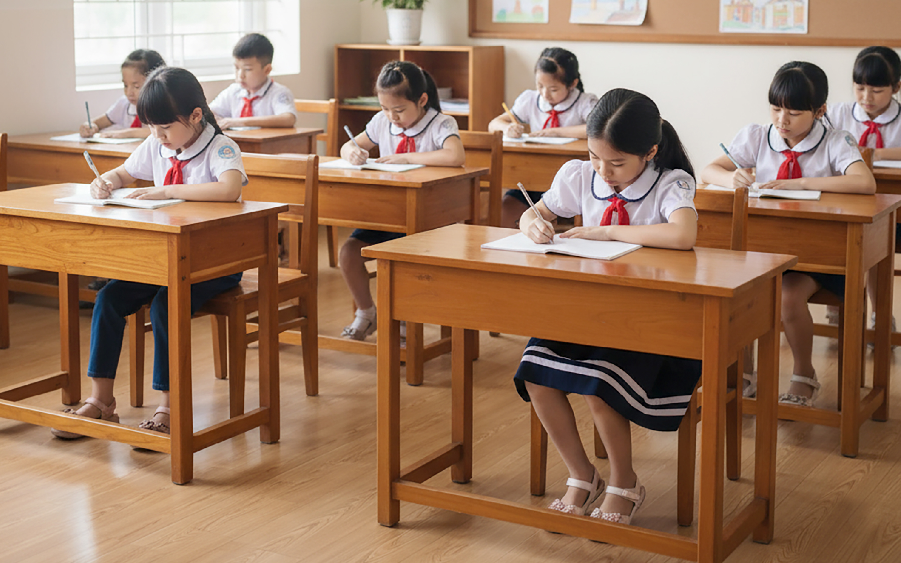 Một lớp học truyền thống với bàn ghế cố định, học sinh ngồi thẳng hàng, tạo cảm giác gò bó và thụ động.