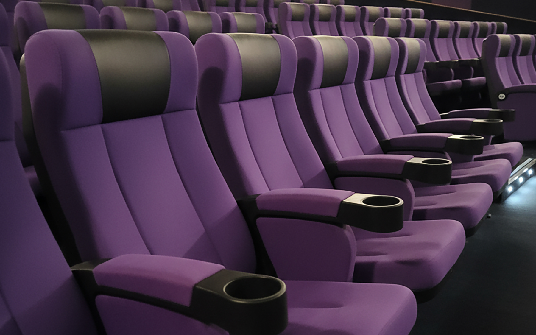 thiết kế tinh tế, chất liệu cao cấp và khung thép chắc chắn, trong một không gian kiến trúc sang trọng.