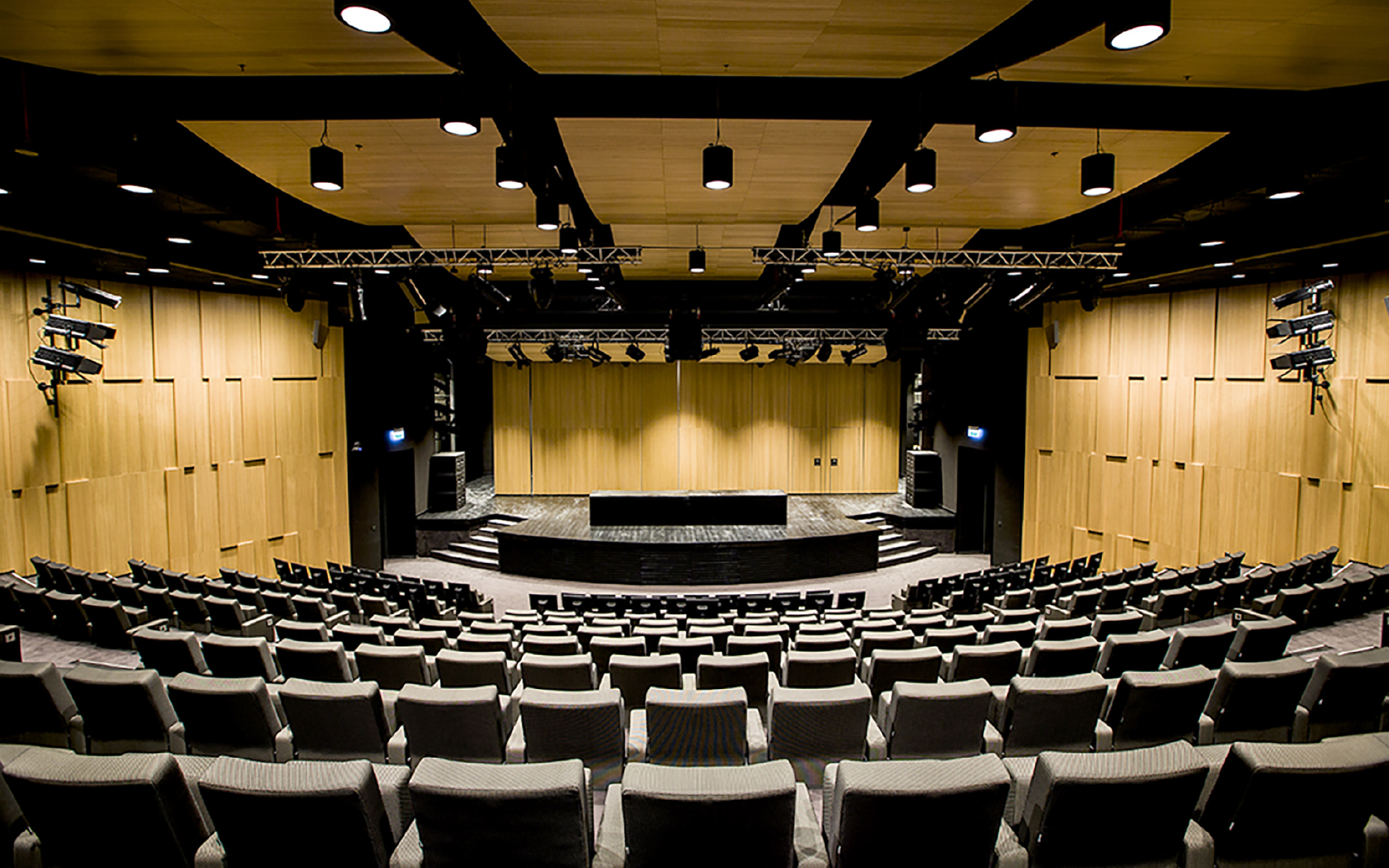 RPB Education & Public cam kết chất lượng qua từng chi tiết (vật liệu cao cấp, màu sắc tùy chọn), đồng thời là đối tác giải pháp trọn gói từ tư vấn đến lắp đặt, giúp khách hàng đầu tư vào hình ảnh và uy tín hội trường lâu dài.