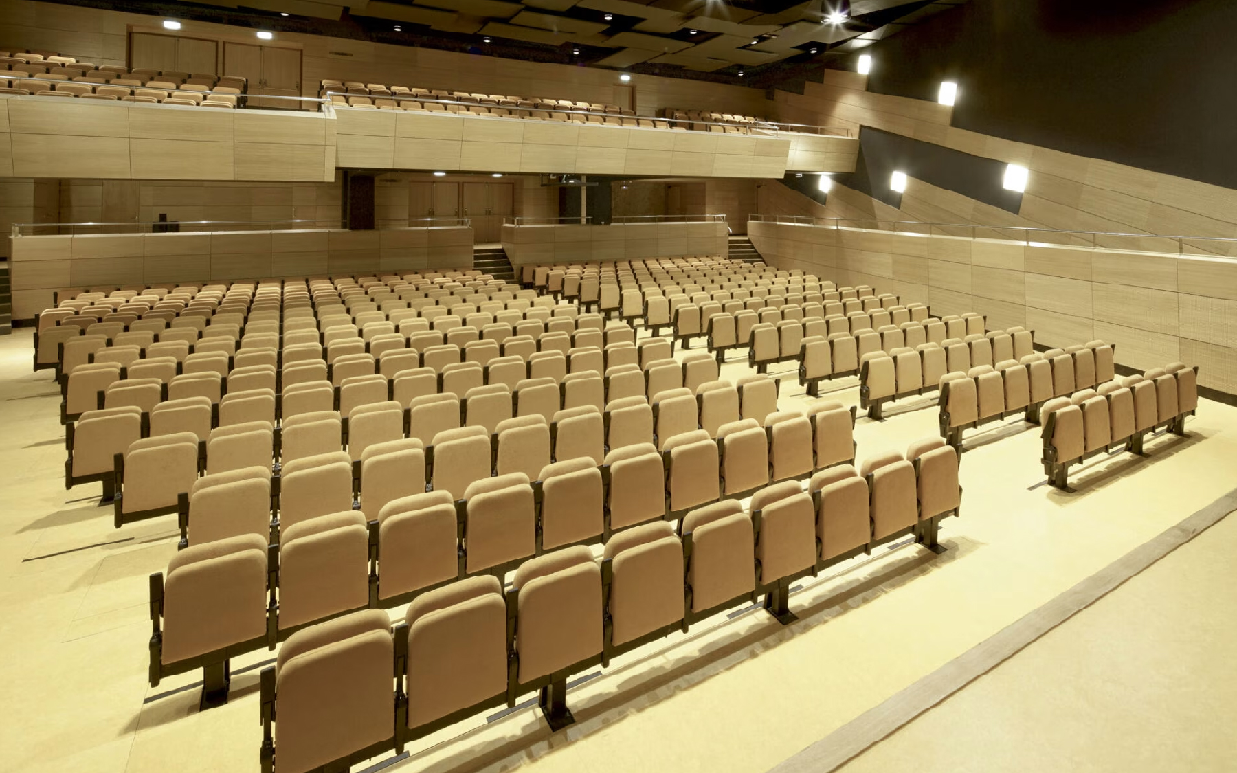 RPB Education & Public cung cấp giải pháp ghế hội trường đa năng (có bàn viết, di động, âm sàn), đảm bảo tính linh hoạt cho mọi sự kiện, đồng thời cam kết độ bền, an toàn và dịch vụ trọn gói giúp tối ưu hóa chi phí đầu tư dài hạn