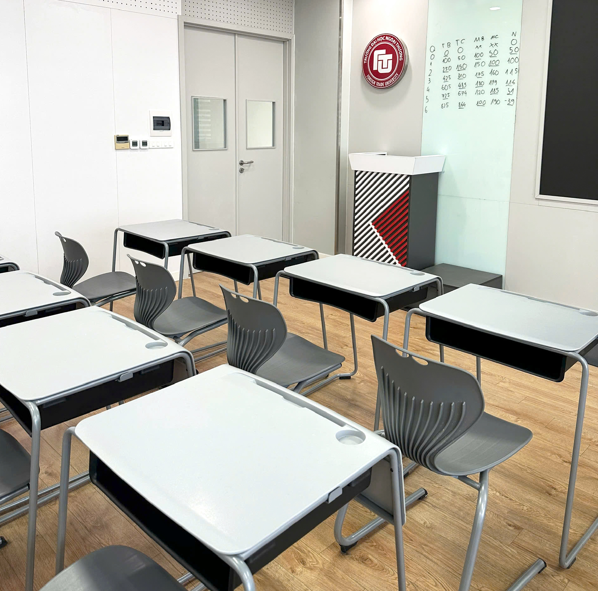 Bàn Stacy ghế Moto Đại học Ngoại thương-4