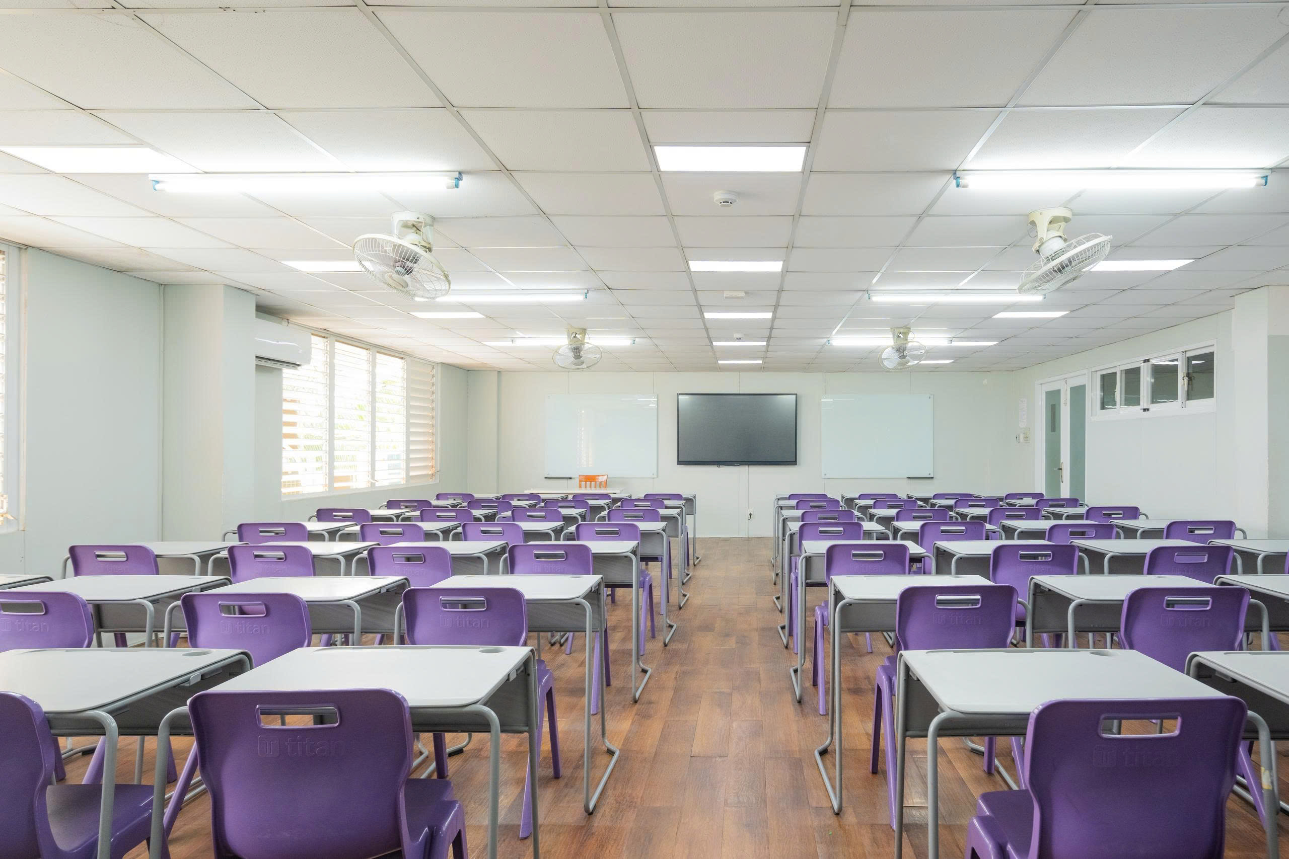 Bàn Stacy ghế Titan-1