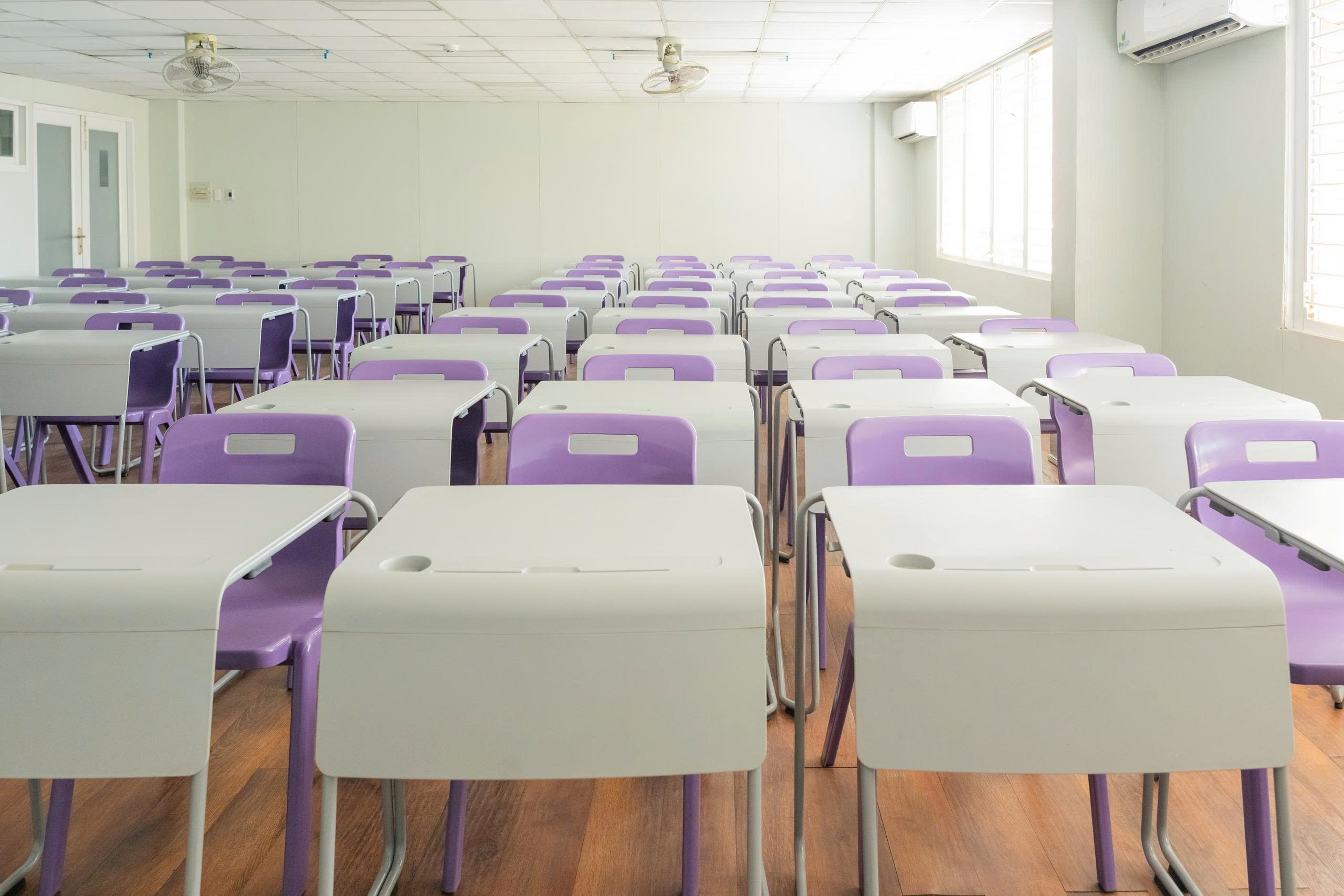 Bàn Stacy ghế Titan-4