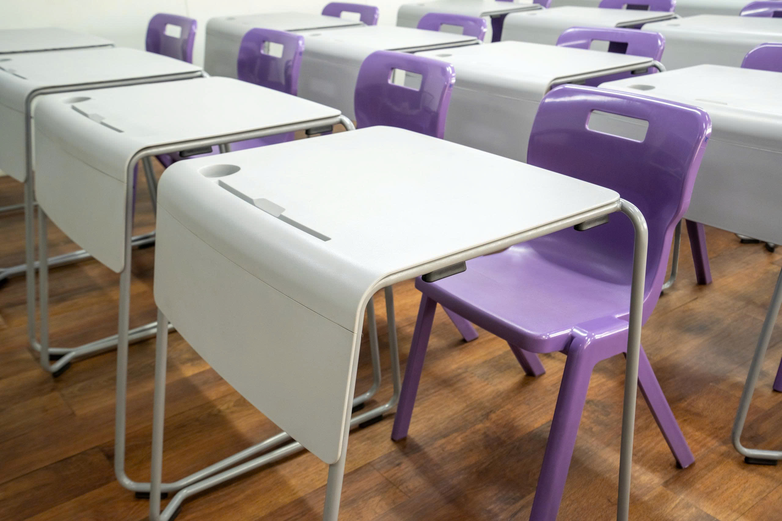 Bàn Stacy ghế Titan-5